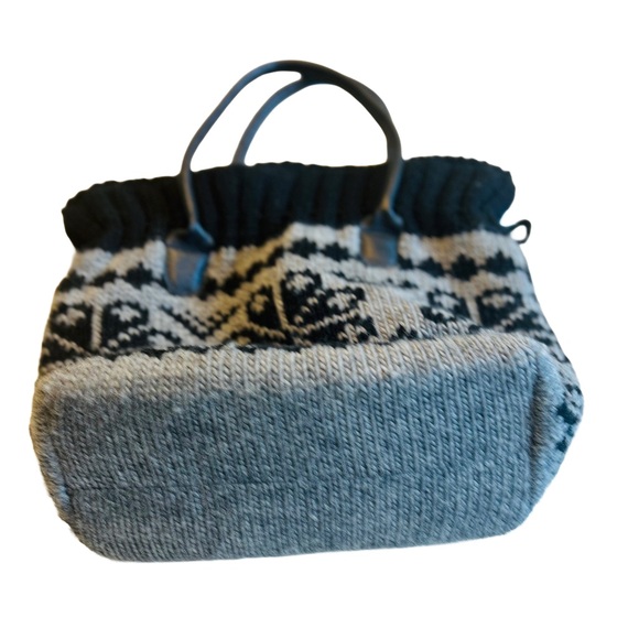 Elegant Laundromat Eva Knit Satchel with Snowflake Design in Black and Grey - Picture 4 of 7
